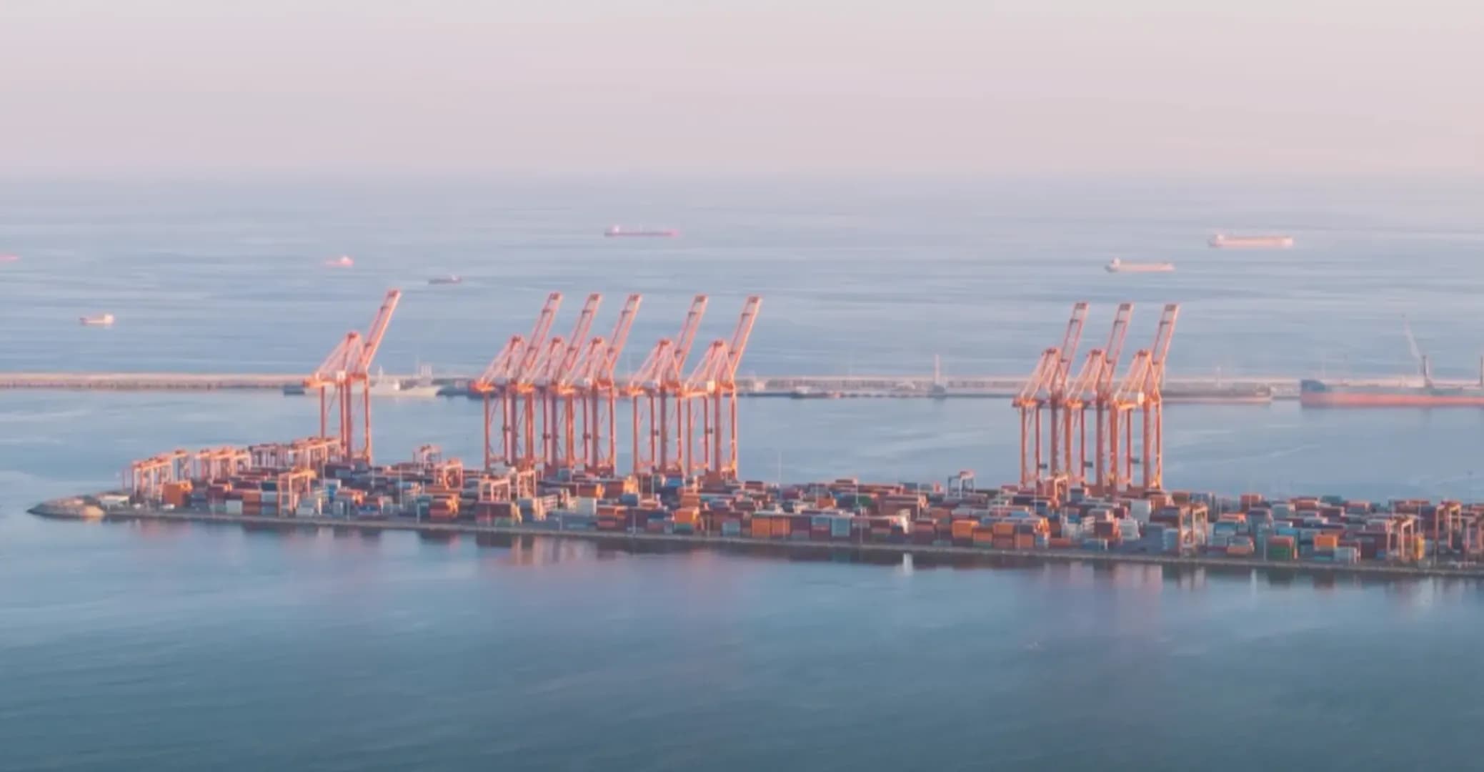 Iran Strikes Port of Salalah Oil Storage With Drones; Reports Conflict On Casualties